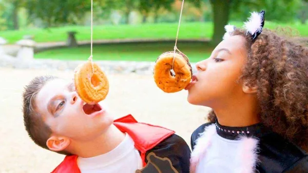 game halloween - Cuộc đua ăn bánh Donut